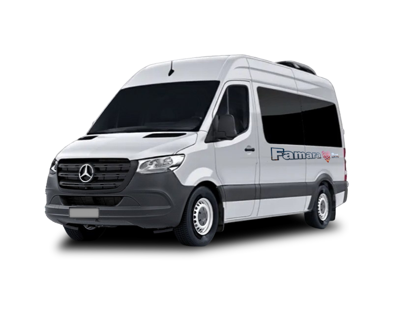 Microbús con logo de famarabus