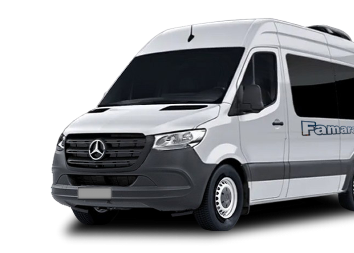 Microbús con logo de famarabus, solo la mitad delantera