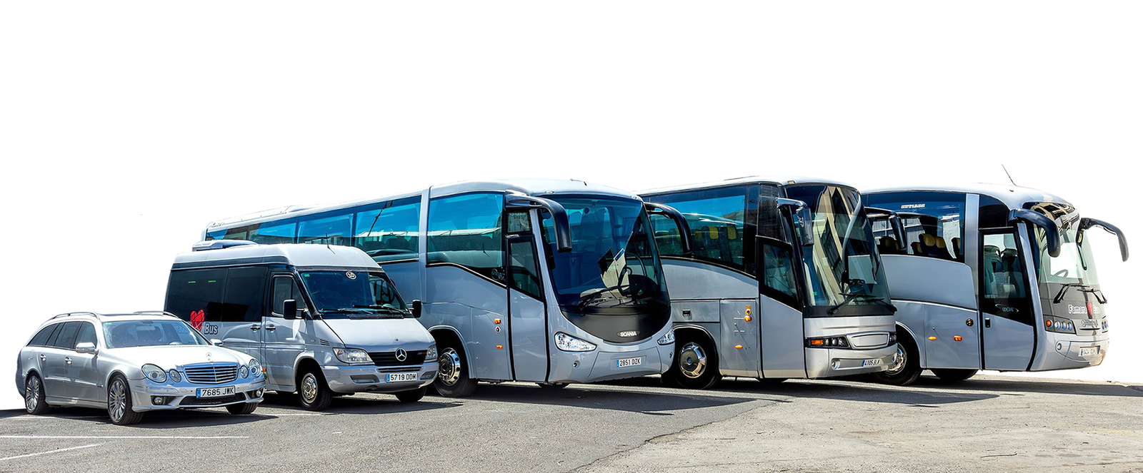 Flota de Famarabus con varios buses, microbuses y limusinas